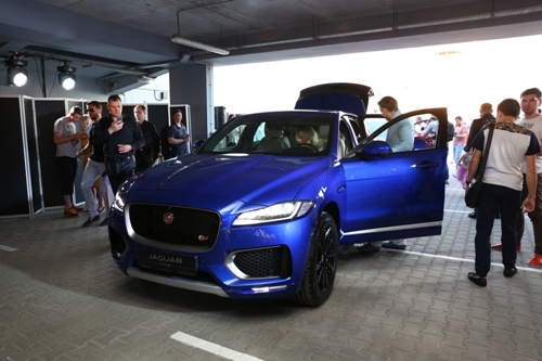 Новый Jaguar F-PACE на крыше