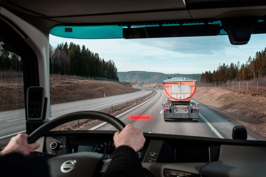 Функцией Distance Alert в грузовиках Volvo