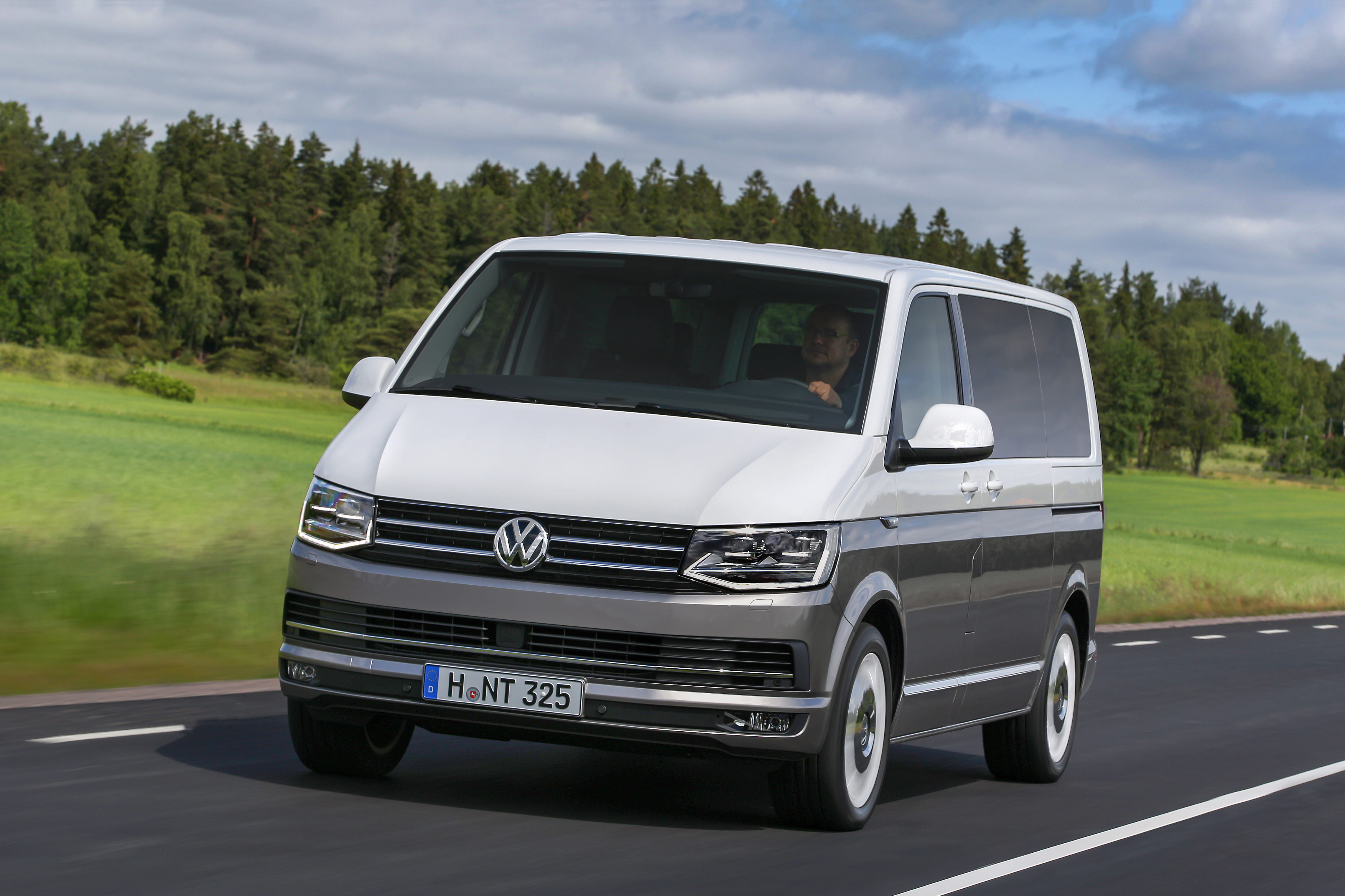 T 1 6. VW Multivan t6 двухцветный. Volkswagen Multivan t5 двухцветный. Фольксваген Мультивен т 6 1 белый. Фольксваген Мультивен т6 двухцветный.