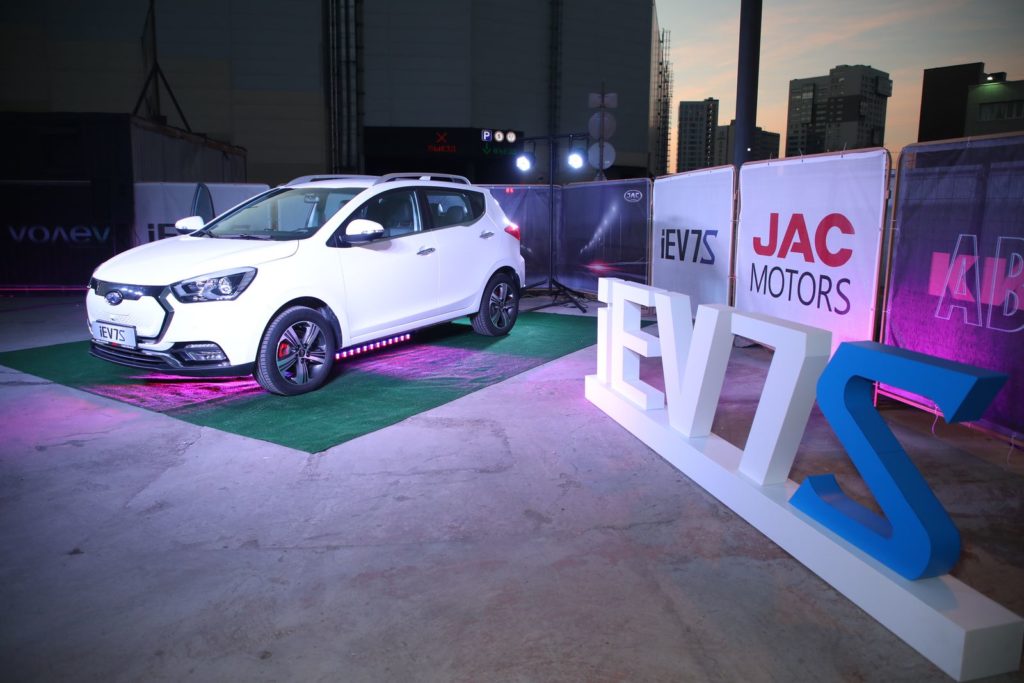 Первый  электромобиль JAC iEV7S представлен в России за 2 299 000 рублей