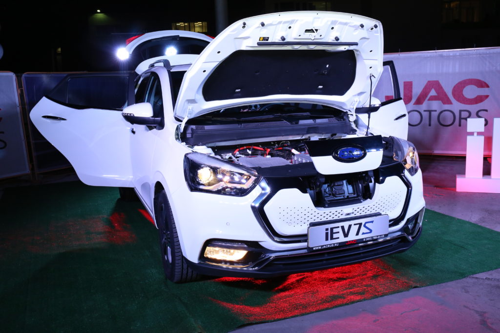 Первый  электромобиль JAC iEV7S представлен в России за 2 299 000 рублей