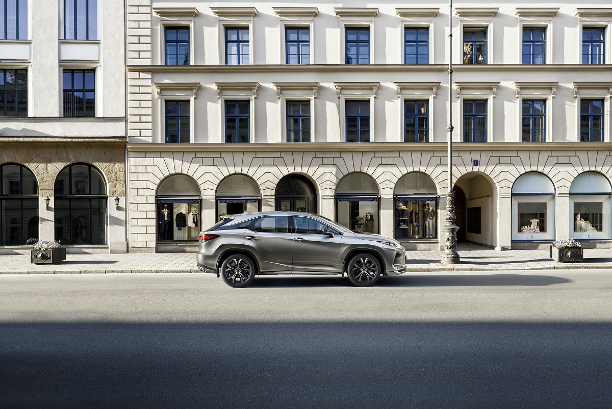 Стартовали продажи спецверсии Lexus RX Black Vision