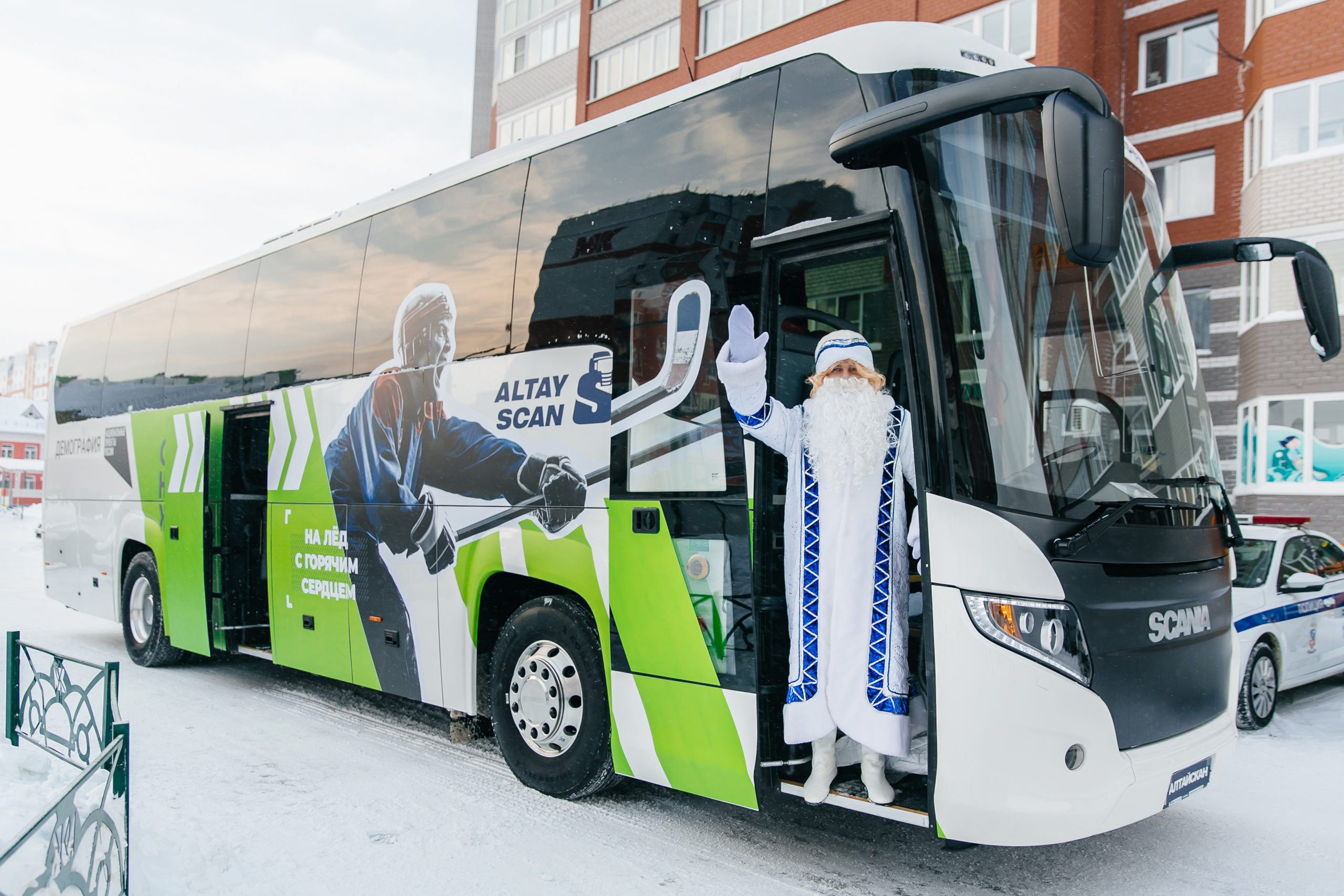 Новый автобус Scania Touring для хоккейной школы «Алтай»