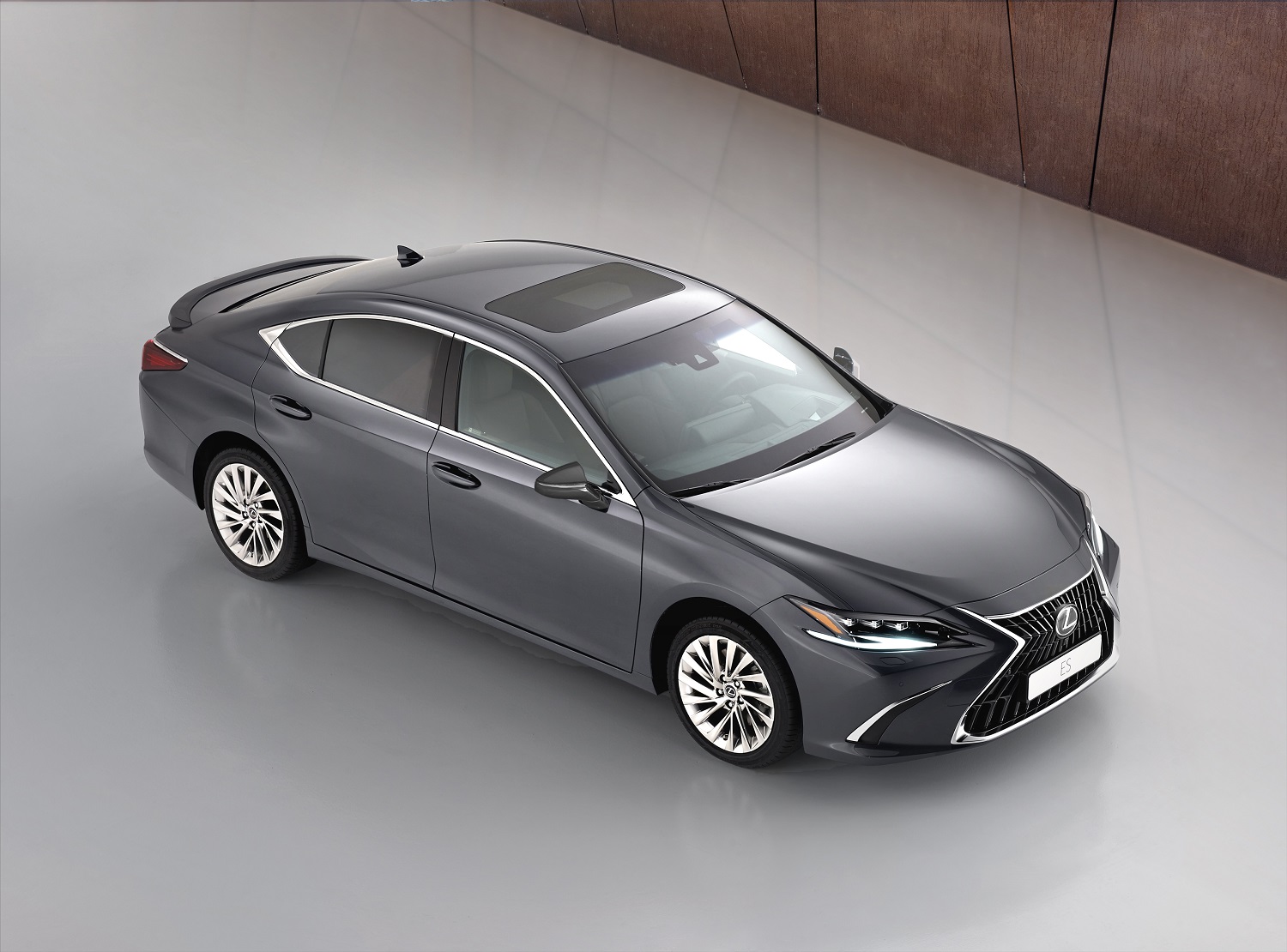 Состоялась мировая премьера LEXUS ES