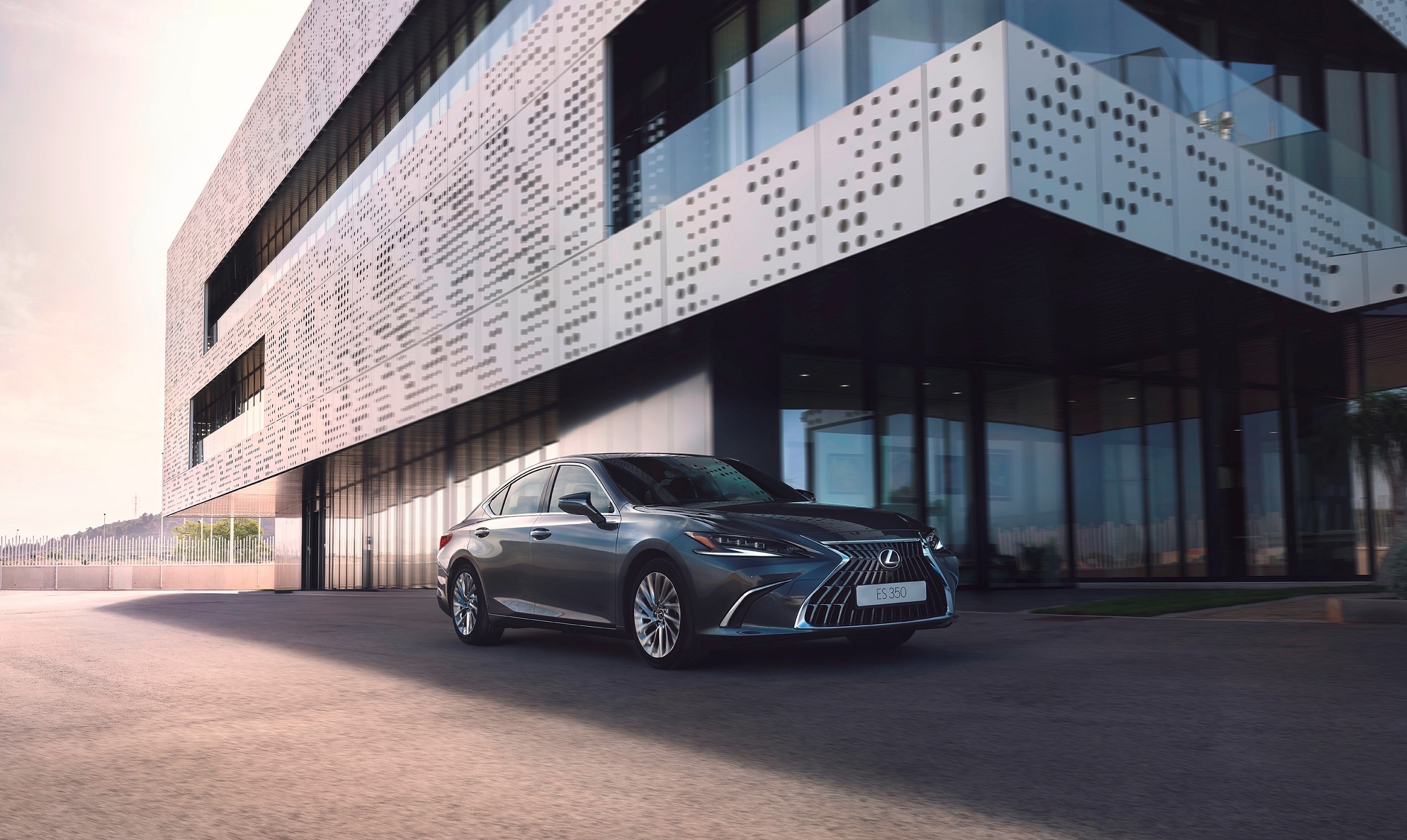 Обновленный Lexus ES появился в дилерских центрах