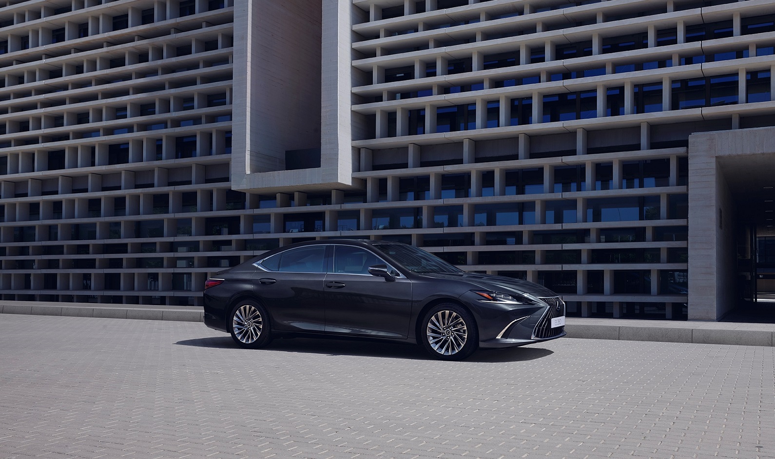 Обновленный Lexus ES появился в дилерских центрах