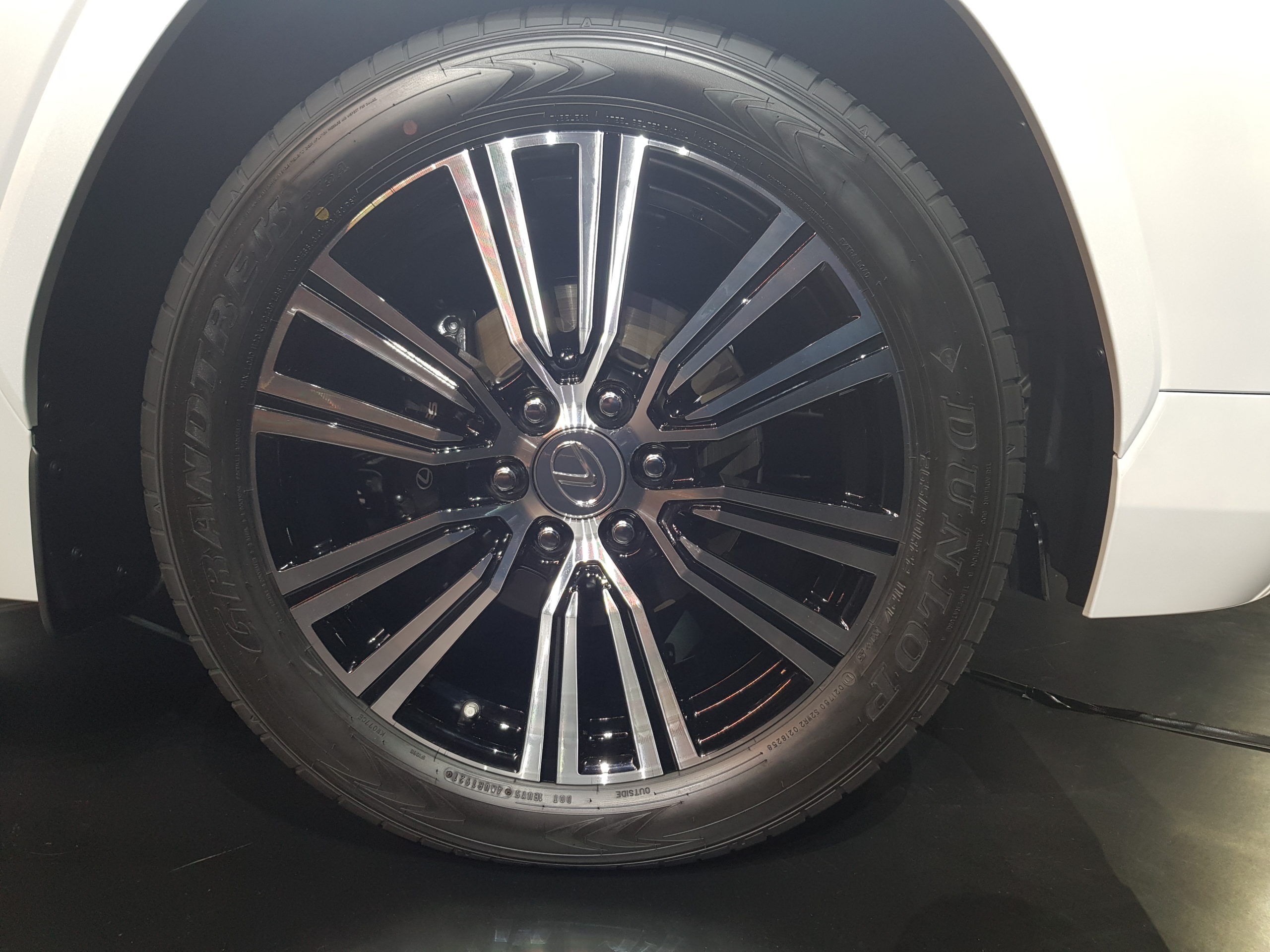 Мировая премьера нового Lexus LX прошла в Москве