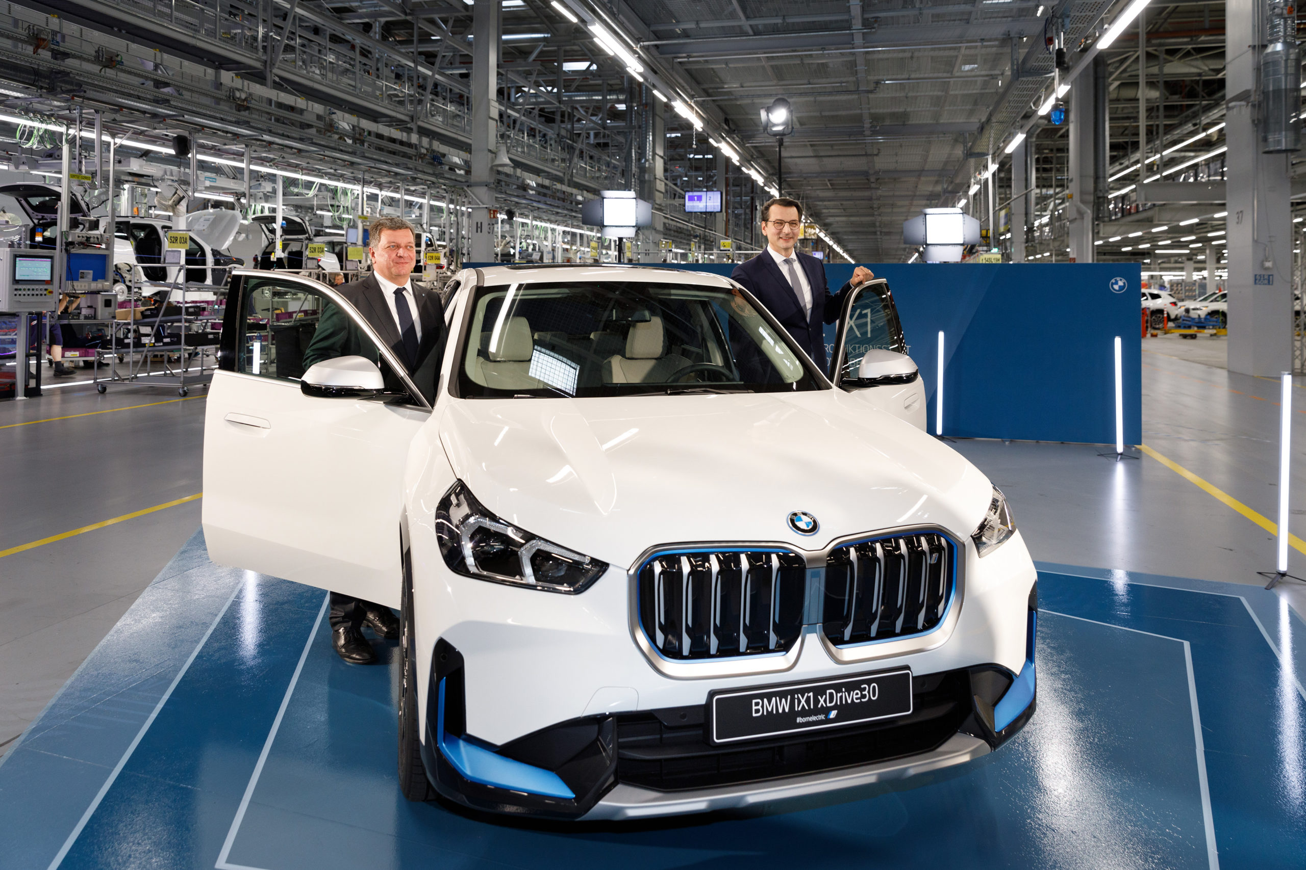 Bmw старт. BMW электрокар. Первый серийный электромобиль в России. Завод электромобилей в Китае. Икс Реал машина.