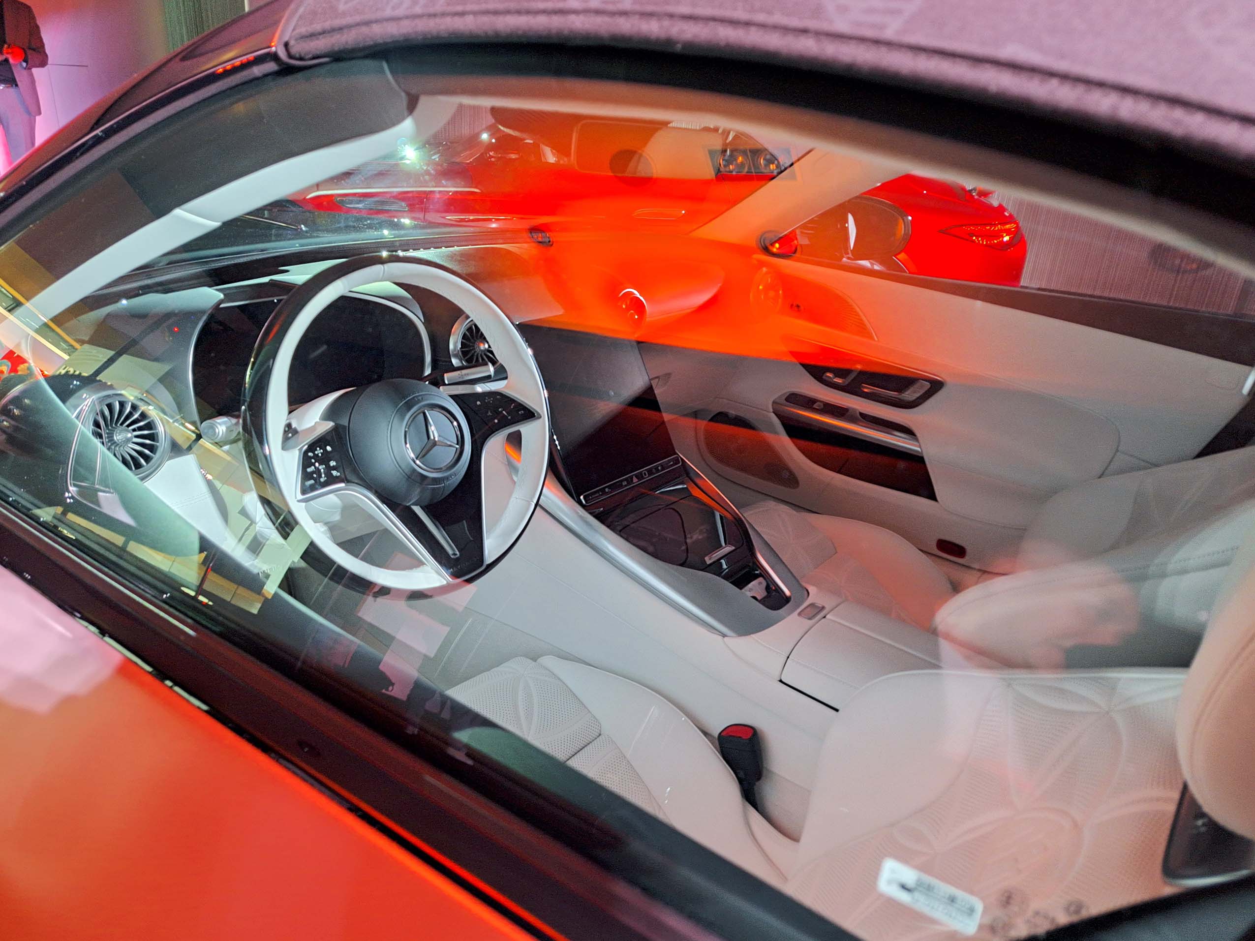 Mercedes-Maybach SL 680 Monogram показали в салоне «МБ РУС Ритейл» Mercedes-Maybach SL 680 Monogram показали в салоне «МБ РУС Ритейл»