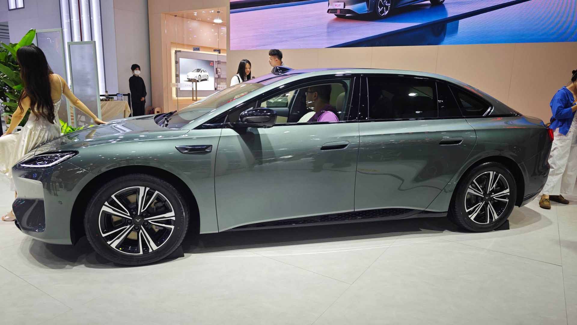 На автосалоне в Чэнду HONGQI представил значимые новинки На автосалоне в Чэнду HONGQI представил значимые новинки